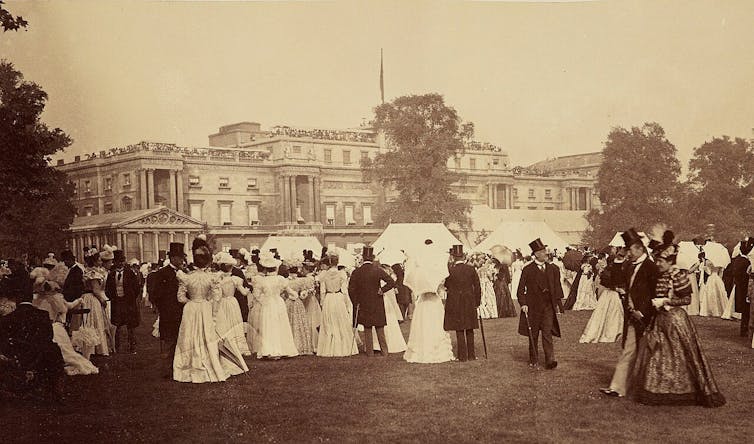 A crowd of people in front of Buckingham Palace in 1897.